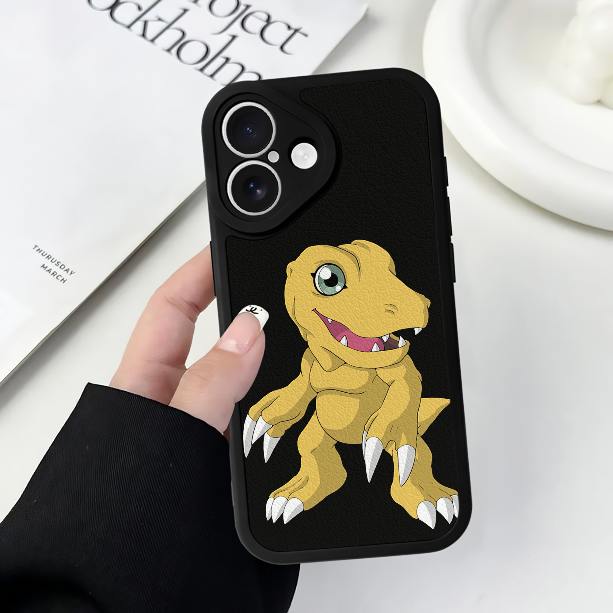 （画像用） Digimon デジタルモンスター/デジモン 【iPhone 16シリーズ対応】シリコンスマホケース（レザー調） 材質：シリコン